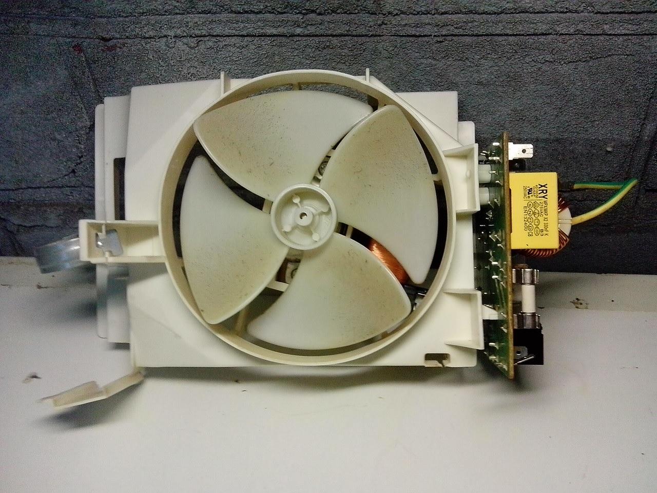 Вентилятор обеспечивает эффективное охлаждение проводников, которые установлены в микроволновой печи