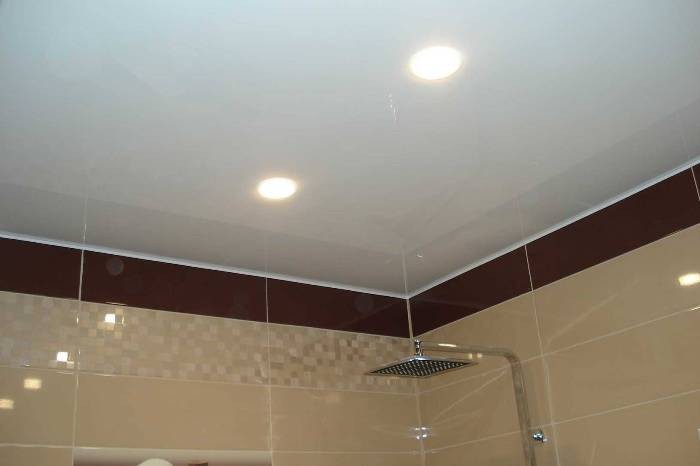 Установка точечных светильников в ванной.