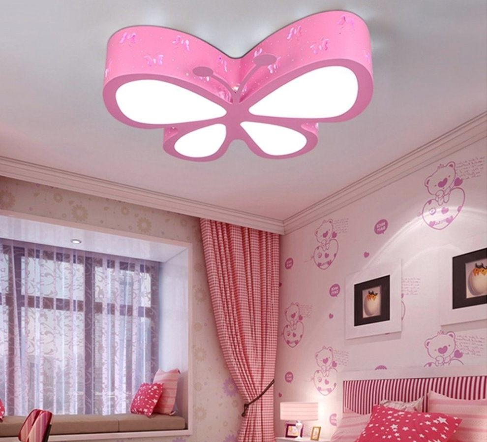 Потолочный светильник в виде розовой бабочки