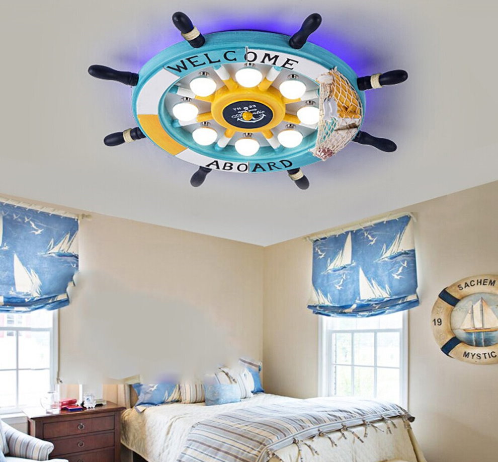 Тематический светильник на потолке комнаты для мальчика