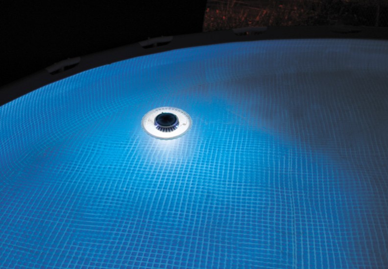 Установка светодиодной лампы в бассейне