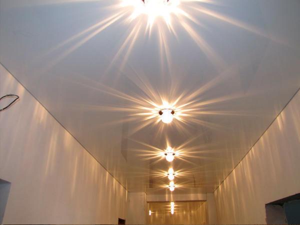 Для освещения длинного и узкого коридора рекомендуется монтировать светильники в центре помещения в виде непрерывной полосы