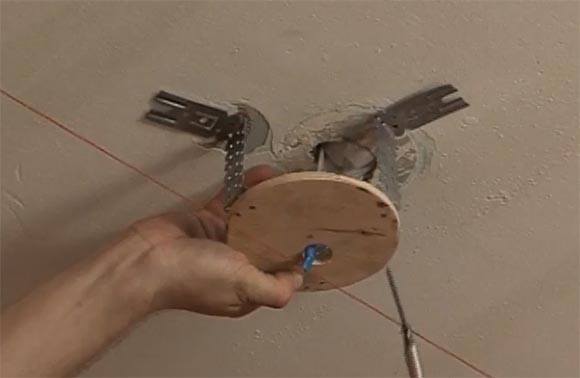 Как крепить люстру на натяжной потолок