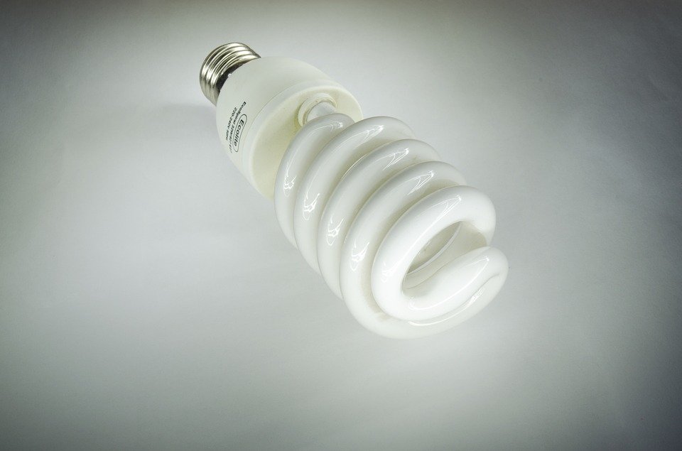 Чем отличаются светодиодные лампы от энергосберегающих? - фото 1