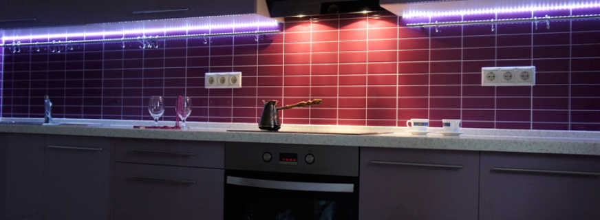 Выбор светодиодной подсветки на кухню для шкафов, правила установки