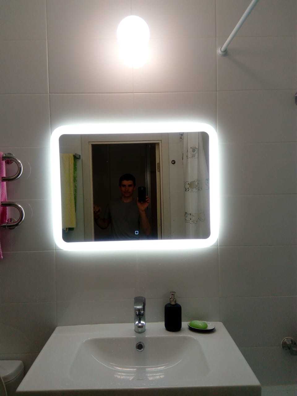 Зеркало с подсветкой и розеткой