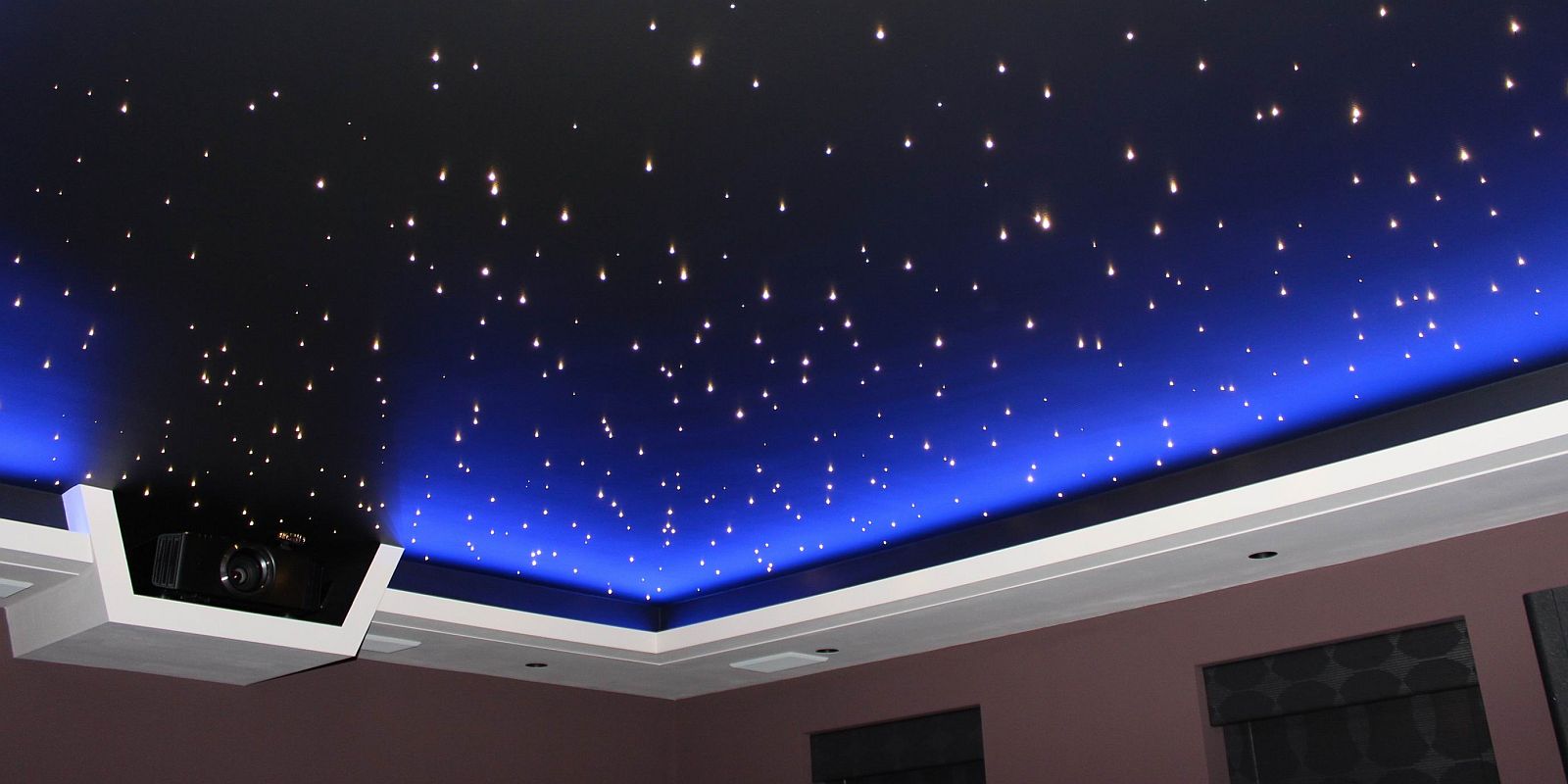 Потолок "звездное небо" с точечными светильниками